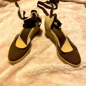 Size 6 Tommy Hilfiger Sandals